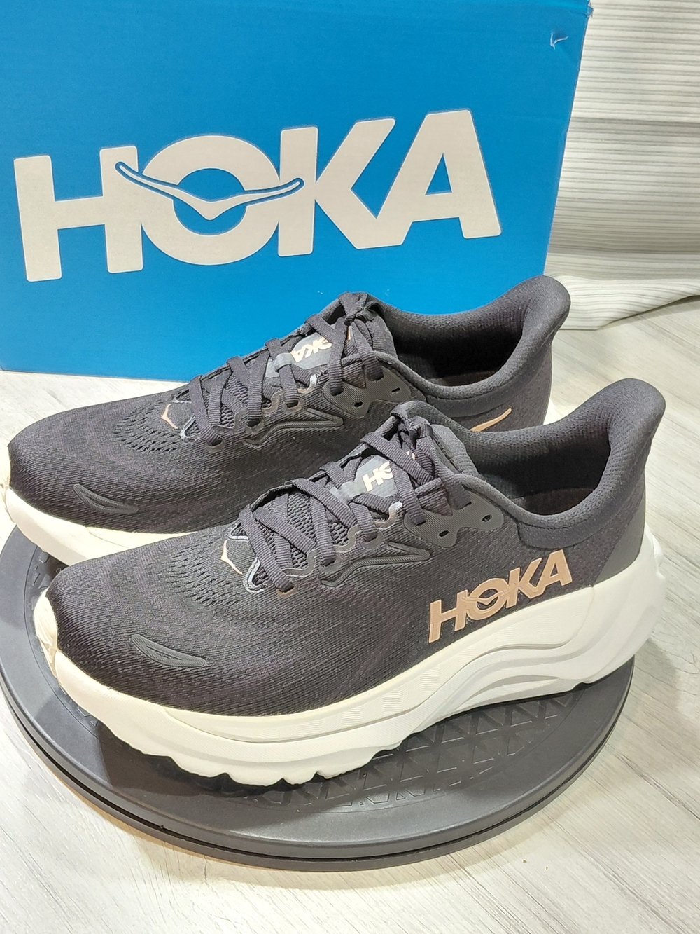 NEW HOKA Women's Premium Arahi 8 Black & Rose Gold Running Sneakers SIZE 8.5B